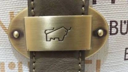 4. Perbedaan Tas Braun Buffel Ori dan KW - Memiliki Logo Khas